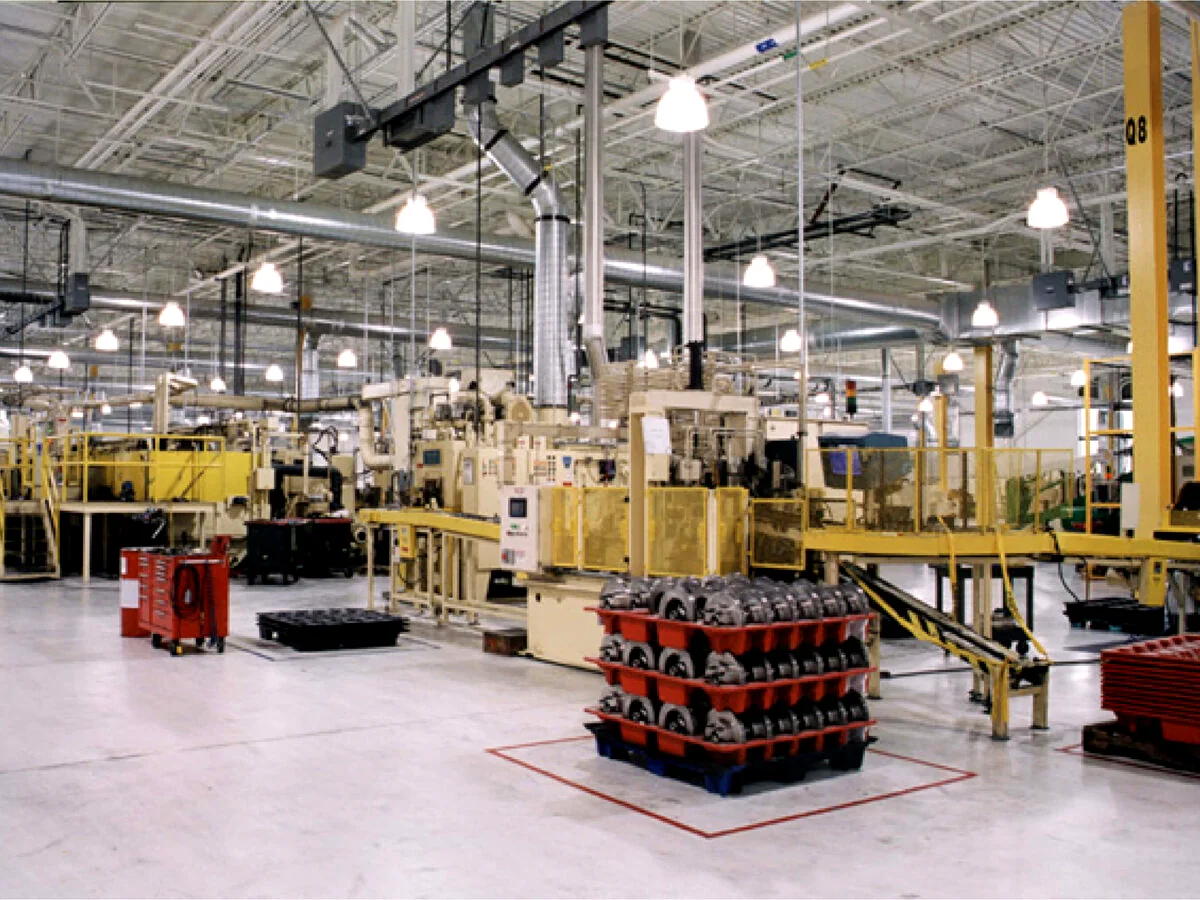 Manufacturing floor with machining cells under a high open-truss ceiling